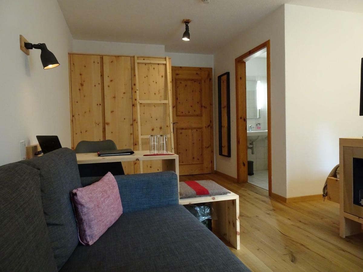 Schorta's Alvetern Hotell Ardez Exteriör bild
